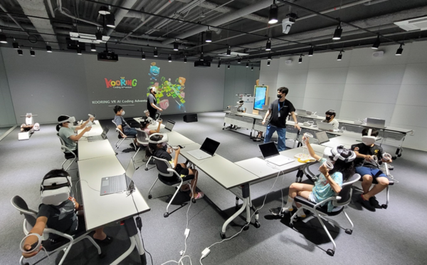 구립서초스마트유스센터에서 열린 VR 블록코딩 수업 현장 전경.