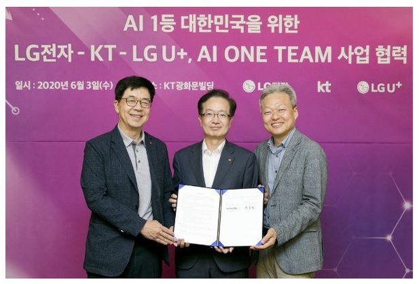 왼쪽부터 박일평 LG전자 CTO(사장), 전홍범 KT AI/DX융합사업부문장(부사장), 이상민 LG유플러스 FC부문장(부사장)이 AI 업무협약을 체결하는 모습.