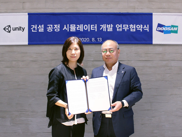 왼쪽부터 김인숙 유니티코리아 대표, 이동욱 두산인프라코어 부사장.