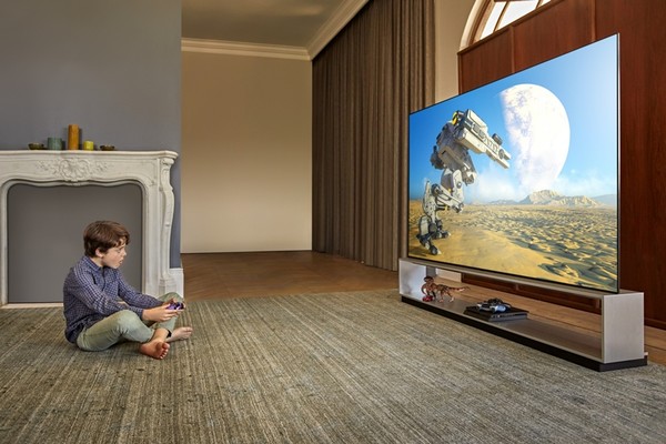모델이 LG 올레드 TV(모델명 ZX)를 활용해 게임을 즐기고 있다. LG전자 뉴스룸.
