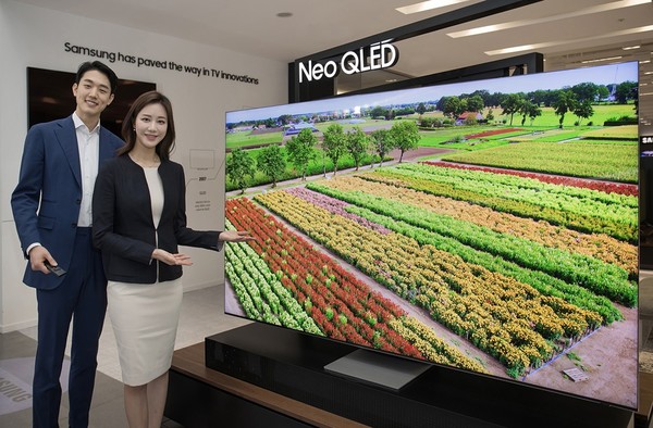 삼성전자 모델이 네오 QLED TV를 소개하고 있다.