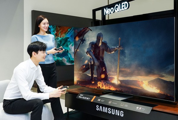 삼성전자 모델이 네오 QLED TV의 게이밍 기능을 소개하고 있다. 삼성전자 뉴스룸.