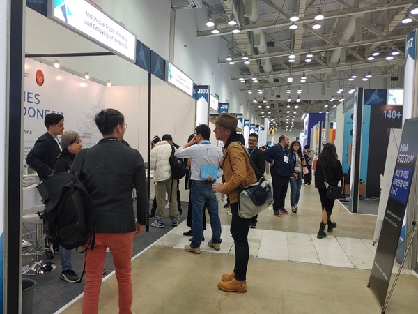 지스타 B2B 전시관에는 한국 사람뿐만 아니라 다수의 해외 바이어들도 방문하며 관심을 기울였다.