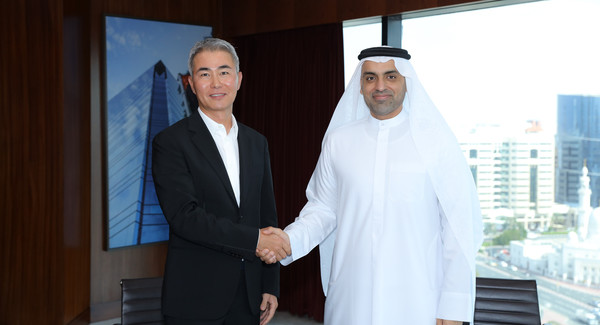 왼쪽부터 장현국 위메이드 대표, 모하마드 알리 라쉬드 루타 UAE 두바이 상공회의소 회장 겸 CEO.
