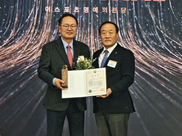 오경식 SK텔레콤 부사장(왼쪽), 김영만 한국e스포츠협회 회장.