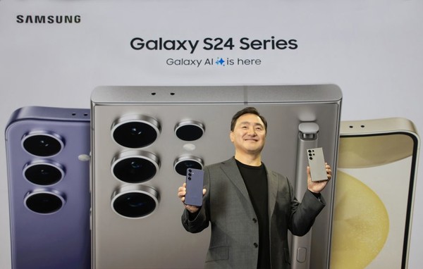 17일(현지시간) 미국 새너제이에 위치한 SAP센터에서 개최된 ‘갤럭시 언팩 2024’ 행사에서 노태문 삼성전자 MX사업부장 사장이 ‘갤럭시 S24 시리즈’를 공개하고 있다.