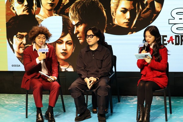 왼쪽부터 '용과 같이 8' 앰배서더 다나카 유키오, 사카모토 히로유키 치프 프로듀서, 방송인 모에카.