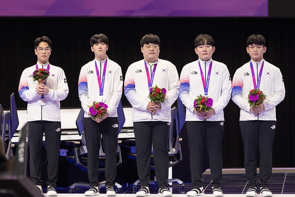 '항저우 아시안 게임' 은메달을 수상하는 배틀그라운드 모바일 국가대표팀. 